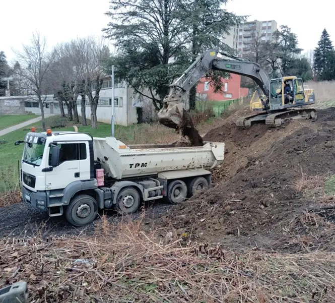 Décaissement du terrain et retrait des câbles haute tension — chantier 2026